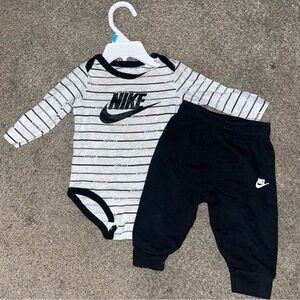 NIKE 2 piece onesie set with pants SIZE: 6month